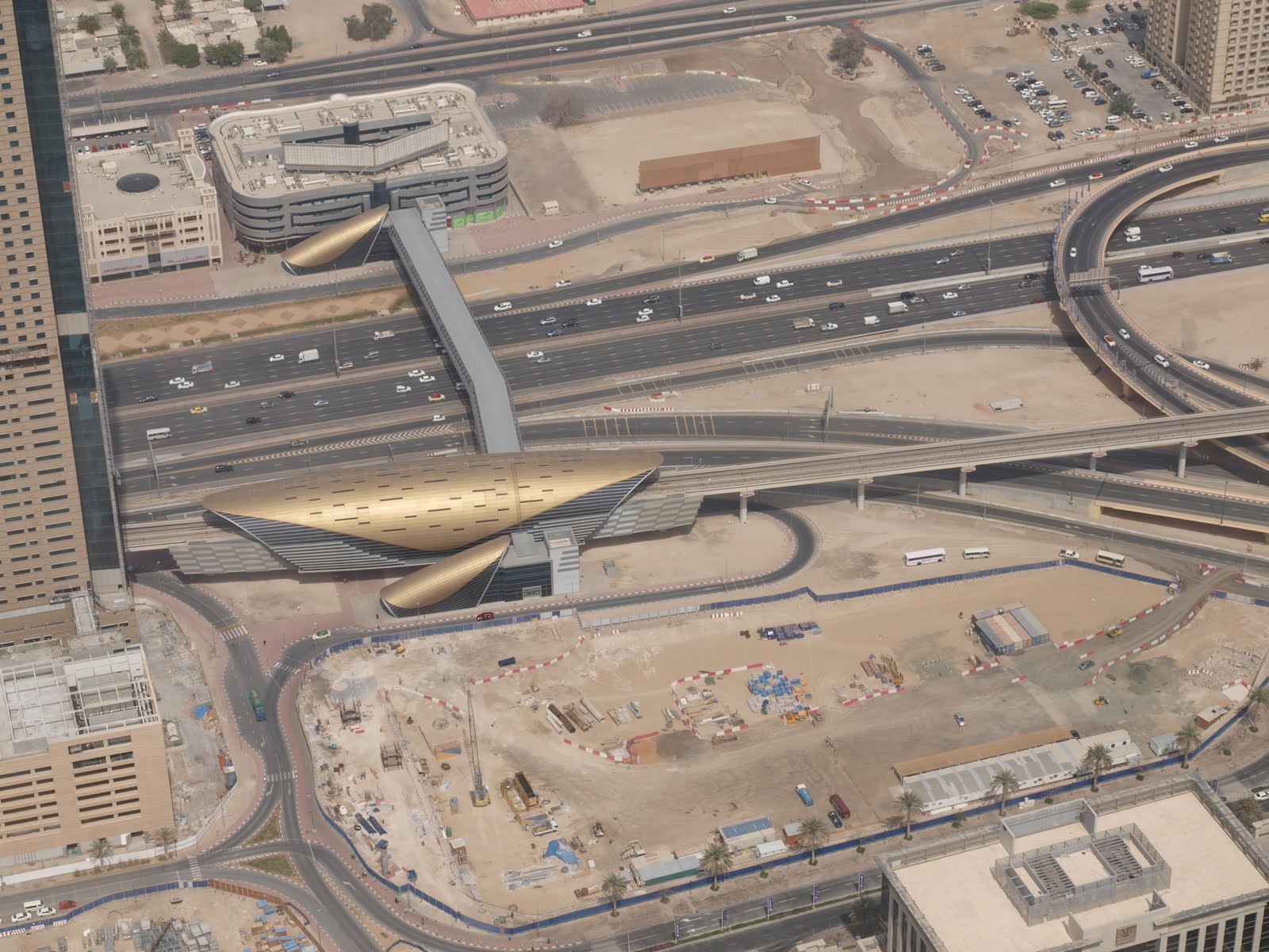 w dole - stacja metra "Burj Khalifa" i Sheik Zayed Road